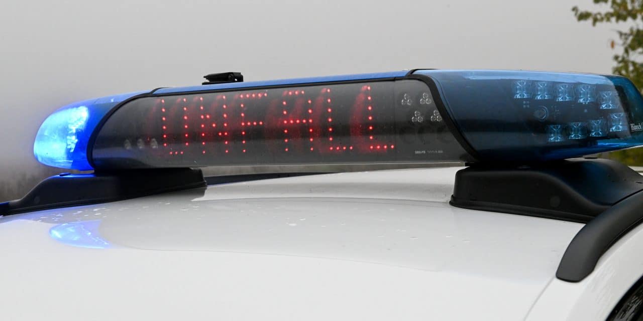 PKW überschlägt sich bei Unfall in Eisenberg – Drei Personen leicht verletzt