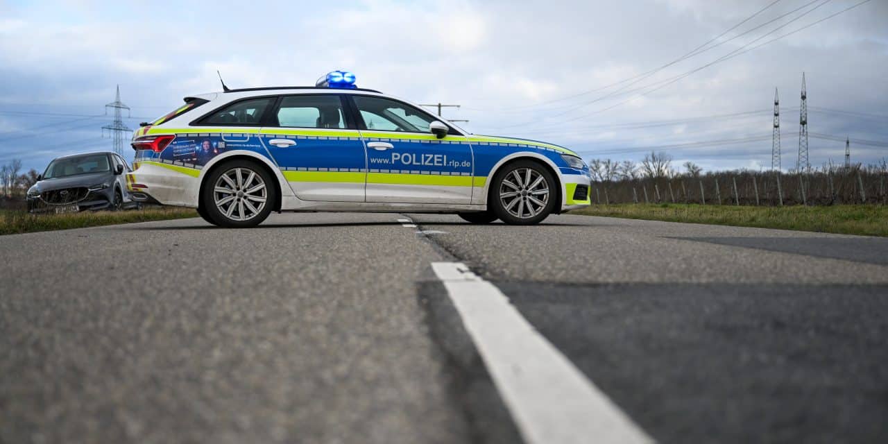 Unfallflucht in Alzey: Motorradfahrer kollidiert und fährt davon