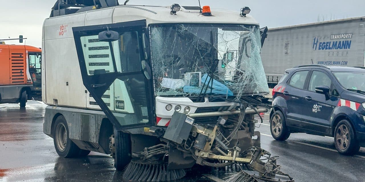 Chaos auf der B9: Laster stößt mit Kehrmaschine zusammen