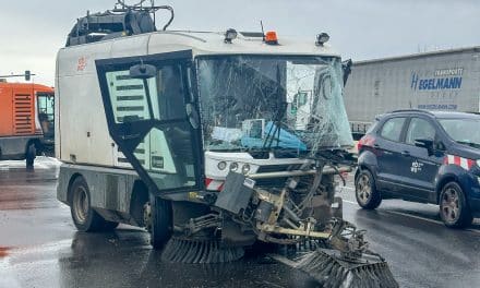 Chaos auf der B9: Laster stößt mit Kehrmaschine zusammen