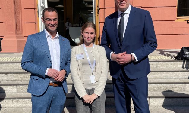 GirlsDay 2026: SPD-Abgeordneter Dirk Beyer öffnet Türen zum Landtag