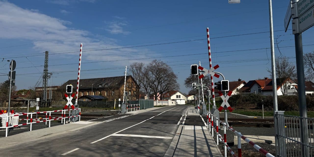 Freie Fahrt in Osthofen: Bahnübergang am Ziegelhüttenweg wieder geöffnet