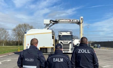 Polizei und Zoll kontrollieren Schwerverkehr auf der A61 – Schmuggel, Haftbefehl und mangelhafte Ladungssicherung