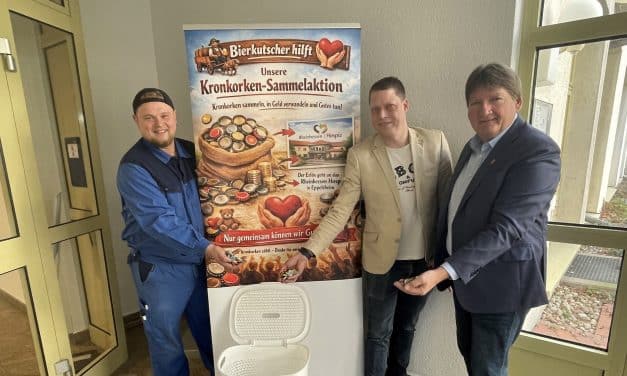 Mit kleinen Metallteilen Großes bewirken: Neue Kronkorken-Sammelstelle im Kreishaus