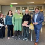 Elf Jahre Engagement für die Bibliothek: Dr. Gladrow erhält Besuch vom Landrat