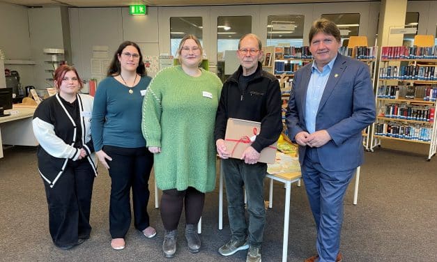 Elf Jahre Engagement für die Bibliothek: Dr. Gladrow erhält Besuch vom Landrat