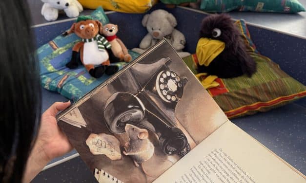 Kleine Zuhörer willkommen: Geschichten am Freitag im Kleinen Saal