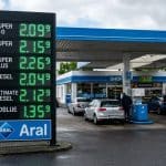 Tanken bleibt teuer: Preise leicht rückläufig, ADAC plädiert für Steuersenkung