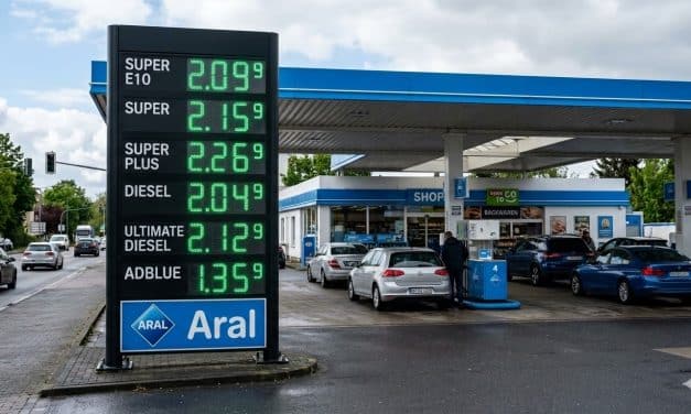 Tanken bleibt teuer: Preise leicht rückläufig, ADAC plädiert für Steuersenkung