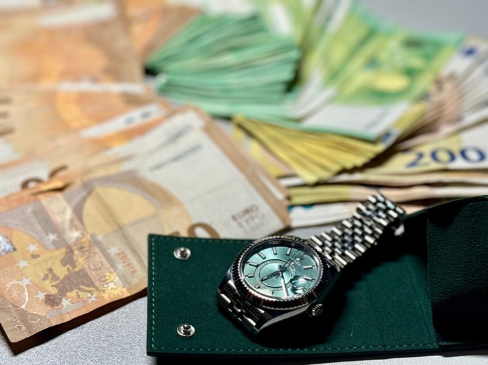 Luxusautos, Bargeld, Rolex – Polizei zerschlägt Betrugsnetz