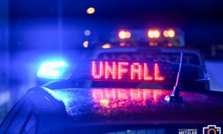 Unfall bei Göllheim: 50-Jähriger verliert bei Regen Kontrolle über BMW