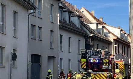 Doppelalarm am Montagmorgen: Feuerwehr gleichzeitig bei Brand und Rauchentwicklung gefordert