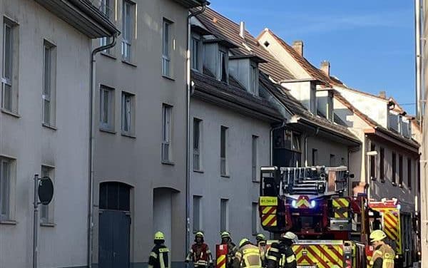 Doppelalarm am Montagmorgen: Feuerwehr gleichzeitig bei Brand und Rauchentwicklung gefordert