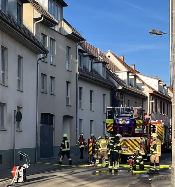 Doppelalarm am Montagmorgen: Feuerwehr gleichzeitig bei Brand und Rauchentwicklung gefordert