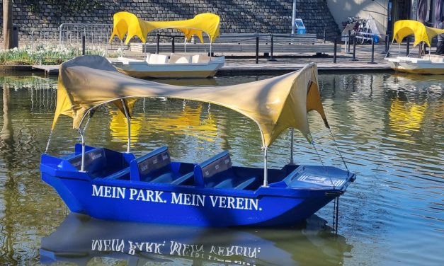 „Buwe-Boot“ im Luisenpark: Gondoletta jetzt in Blau für SV Waldhof Mannheim-Fans
