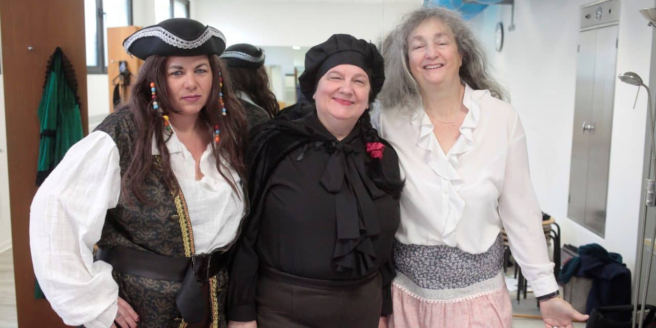 Commedia dell’arte im Lincoln Theater: vhs-Theaterwerkstatt zeigt „Nicht jeder Wahnsinn ist Unsinn“