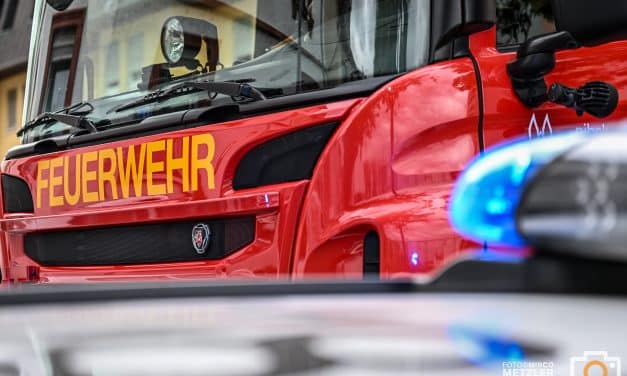 Dachstuhlbrand in Bolanden: Feuer greift auf Nachbarhaus über