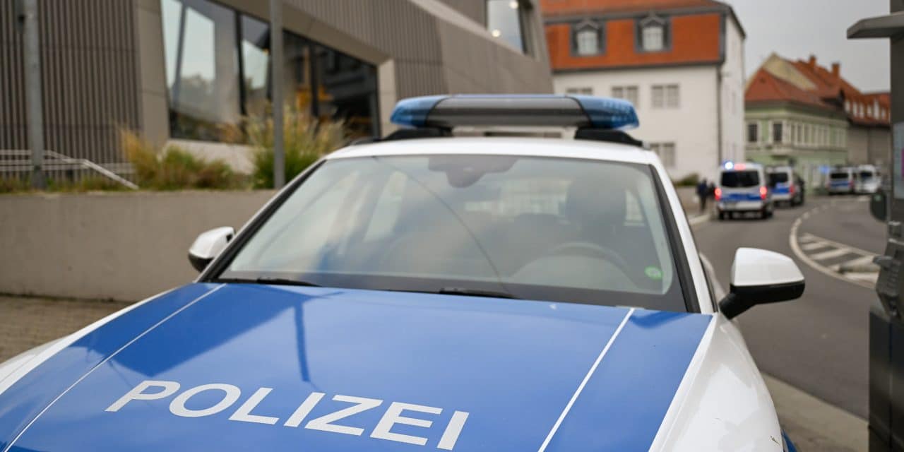 Dreiste Unfallflucht: Unbekannter beschädigt Dacia und verschwindet