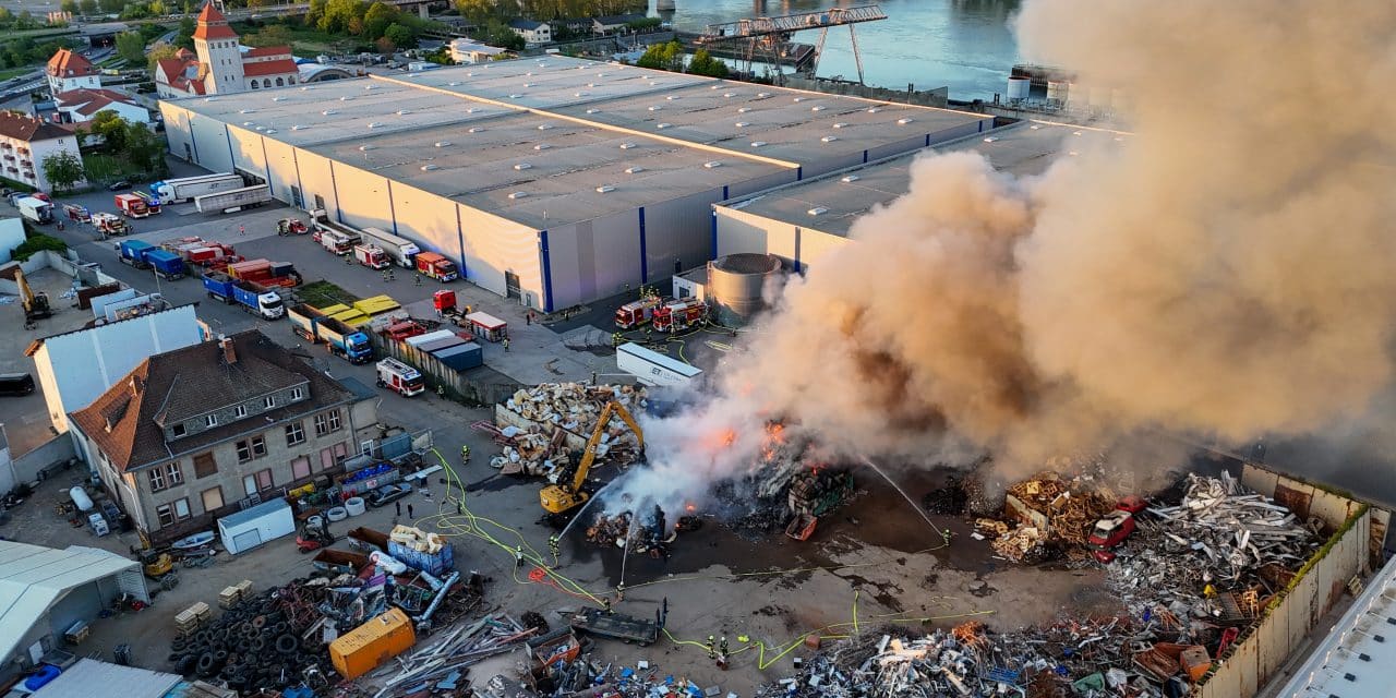 Großbrand in Worms: 200 Tonnen Abfall in Flammen – Rauch zieht bis nach Hessen