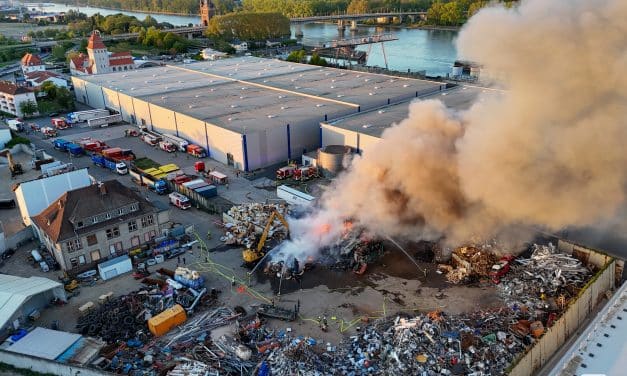Großbrand in Worms: 200 Tonnen Abfall in Flammen – Rauch zieht bis nach Hessen