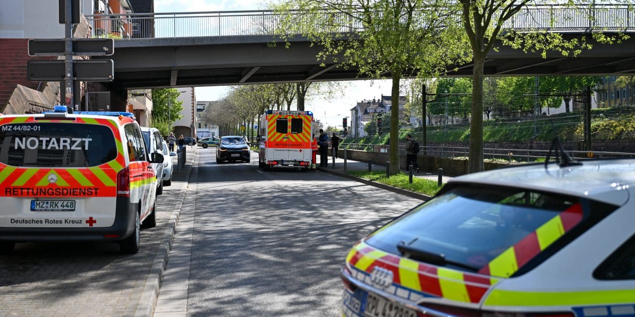 Mutige Rettungsaktion am Wormser Bahnhof: Autofahrer fängt stürzenden Mann mit seinem Wagen auf