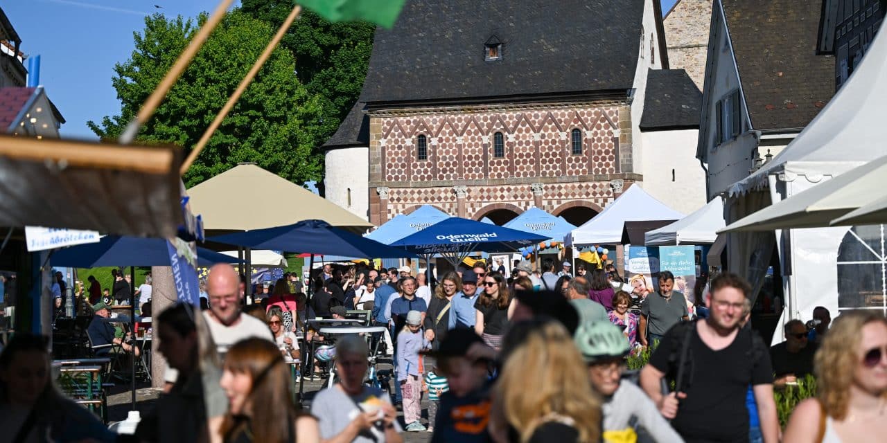 Lorsch feiert den Frühling: Stadtfest mit Musik, Pfingstrosen und verkaufsoffenem Sonntag