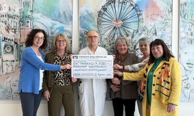 Mit Zwetschgenkuchen Gutes tun: Wiesoppenheimer Frauen spenden für Krebspatienten