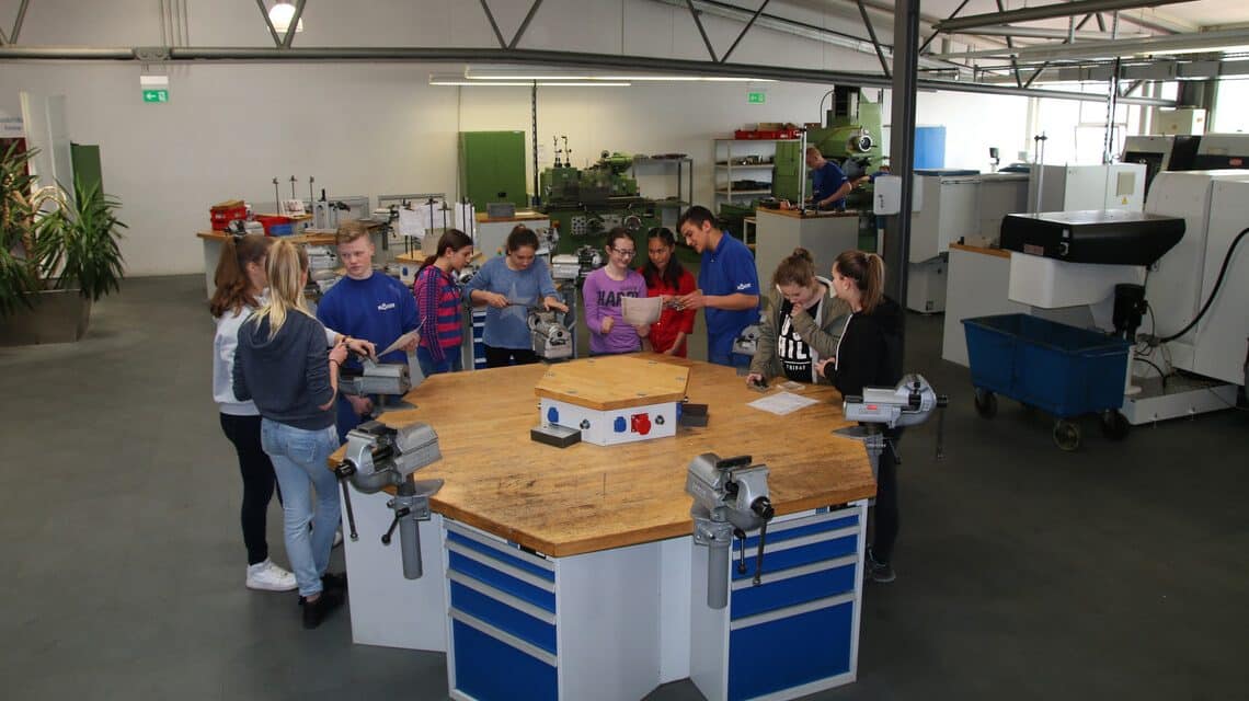 Girls’ Day bei Röhm: Technik zum Anfassen für die Zukunft