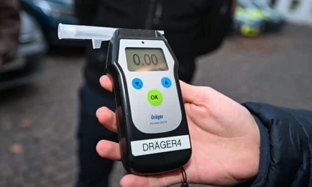 Fast ein Promille am Steuer: Trucker kollidiert mit geparktem Lkw