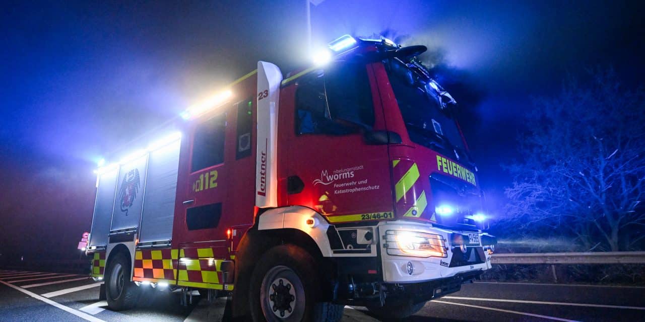 Großeinsatz in Worms: Zwei Lastwagen brennen vollständig aus