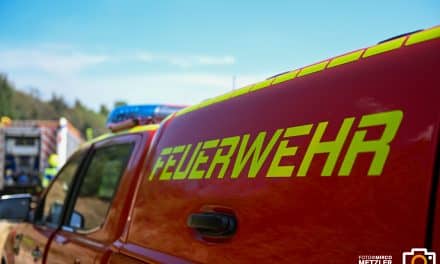 Feuer auf dem Dach: Defekt an Solaranlage löst Großeinsatz aus