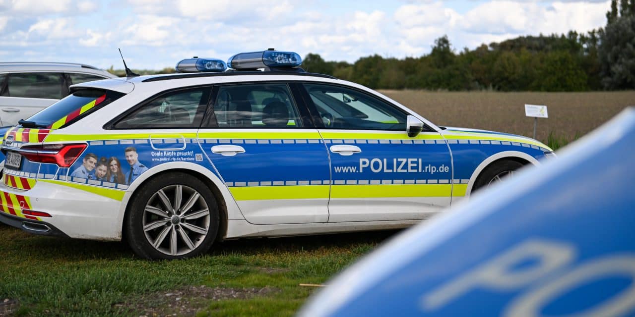 Fast doppelt so schwer: Polizei stoppt überladenen Klein-LKW auf der A61