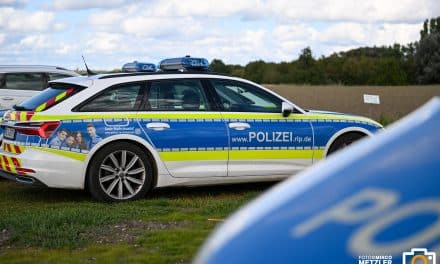 Fast doppelt so schwer: Polizei stoppt überladenen Klein-LKW auf der A61