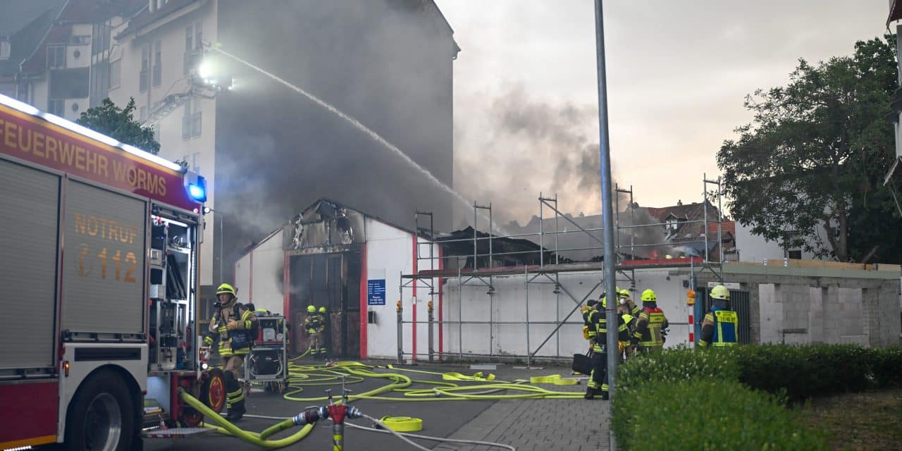 Flammen und Rauch im Nibelungenring: Werkstattbrand löst Großeinsatz in Worms aus