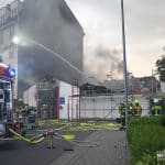 Flammen und Rauch im Nibelungenring: Werkstattbrand löst Großeinsatz in Worms aus