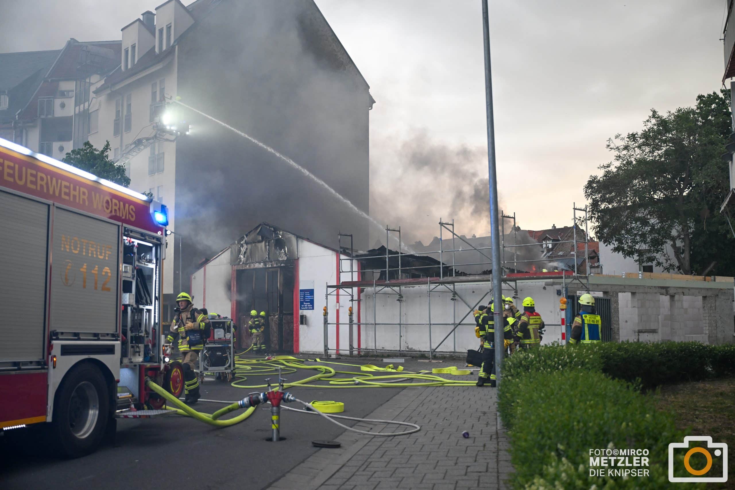 Flammen und Rauch im Nibelungenring: Werkstattbrand löst Großeinsatz in Worms aus