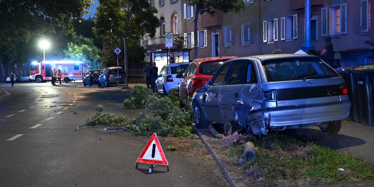 Crash in der Gaustraße: Autofahrer löst Unfallserie mit hohem Schaden aus