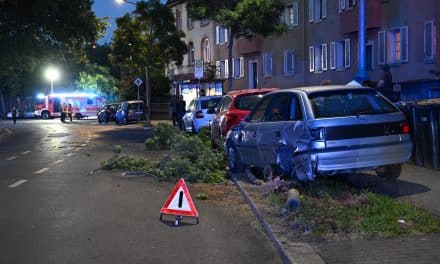 Crash in der Gaustraße: Autofahrer löst Unfallserie mit hohem Schaden aus