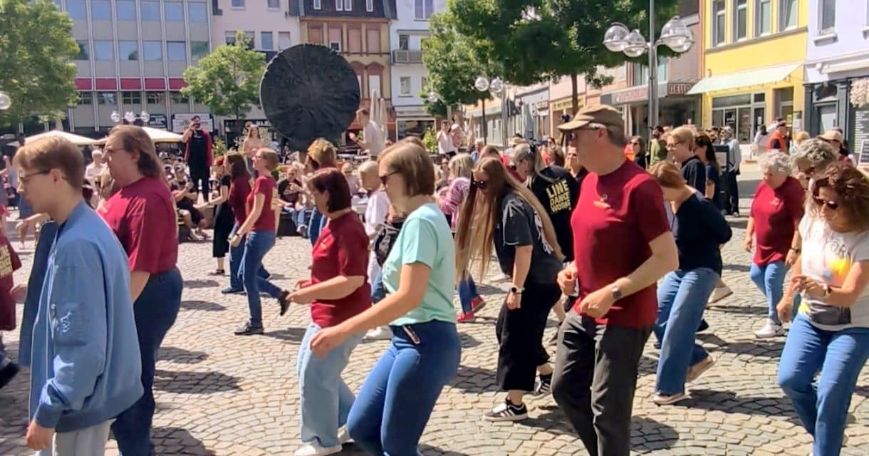 Flashmob-Fieber in Worms: 100 Line Dancer bringen den Obermarkt zum Beben
