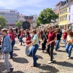 Flashmob-Fieber in Worms: 100 Line Dancer bringen den Obermarkt zum Beben