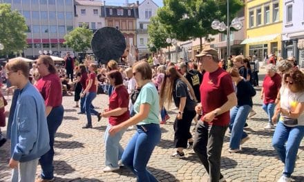 Flashmob-Fieber in Worms: 100 Line Dancer bringen den Obermarkt zum Beben