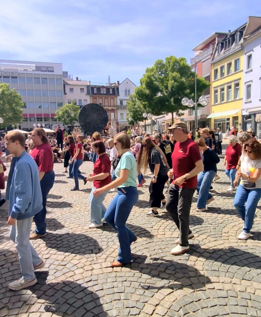 Flashmob-Fieber in Worms: 100 Line Dancer bringen den Obermarkt zum Beben