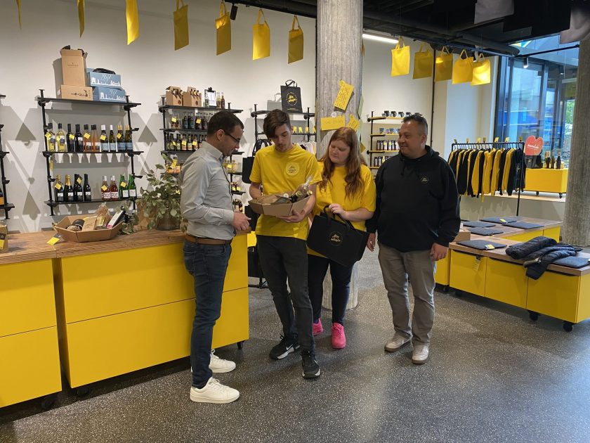 Ausbildung im Praxisformat: Dirk Beyer besucht Projekt „Alles inklusive“ am Wormser Obermarkt