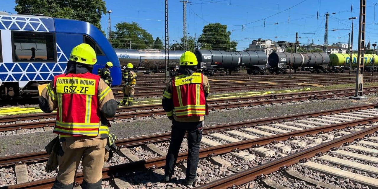 Feuerwehr sichert Leck an Kesselwagen im Güterbahnhof