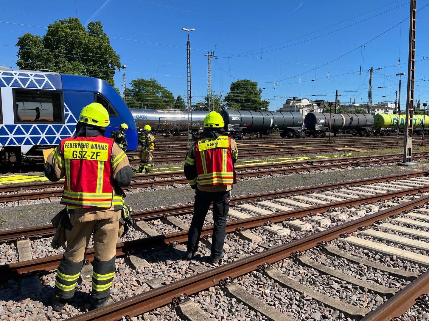 Feuerwehr sichert Leck an Kesselwagen im Güterbahnhof