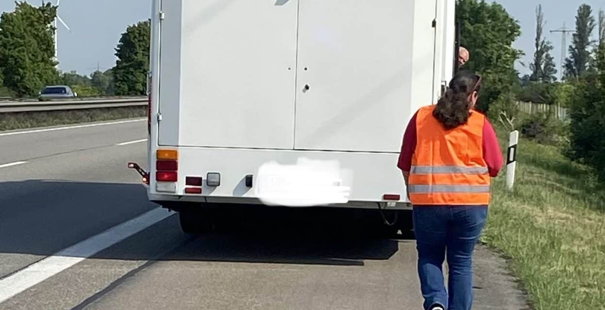 Unerwartete Rettung auf der A61: Seniorenreise endet dank Zufallshilfe doch noch planmäßig