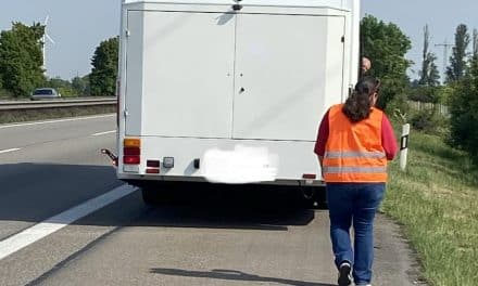 Unerwartete Rettung auf der A61: Seniorenreise endet dank Zufallshilfe doch noch planmäßig