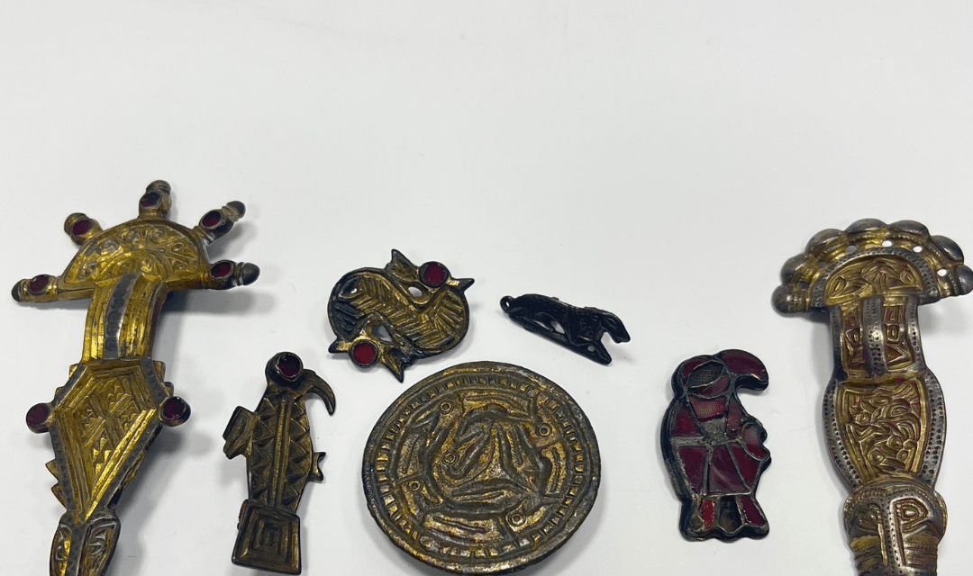 Funkelnde Zeitzeugen: Mittelalterliche Tierfibeln im Wormser Andreasstift