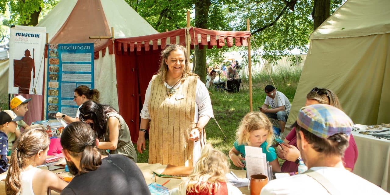 Metallprägen für Kinder: Museum live beim Wormser Spectaculum dabei