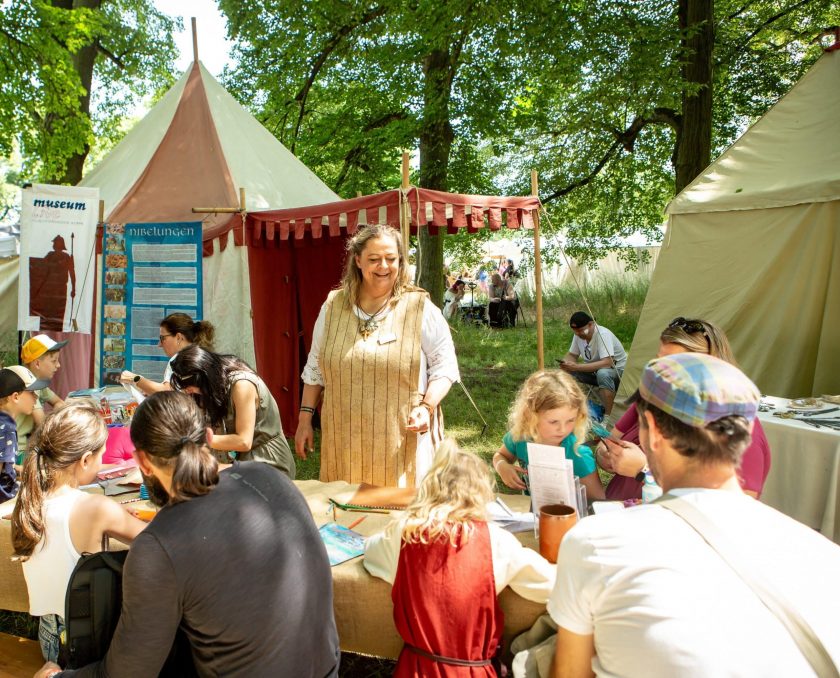 Metallprägen für Kinder: Museum live beim Wormser Spectaculum dabei
